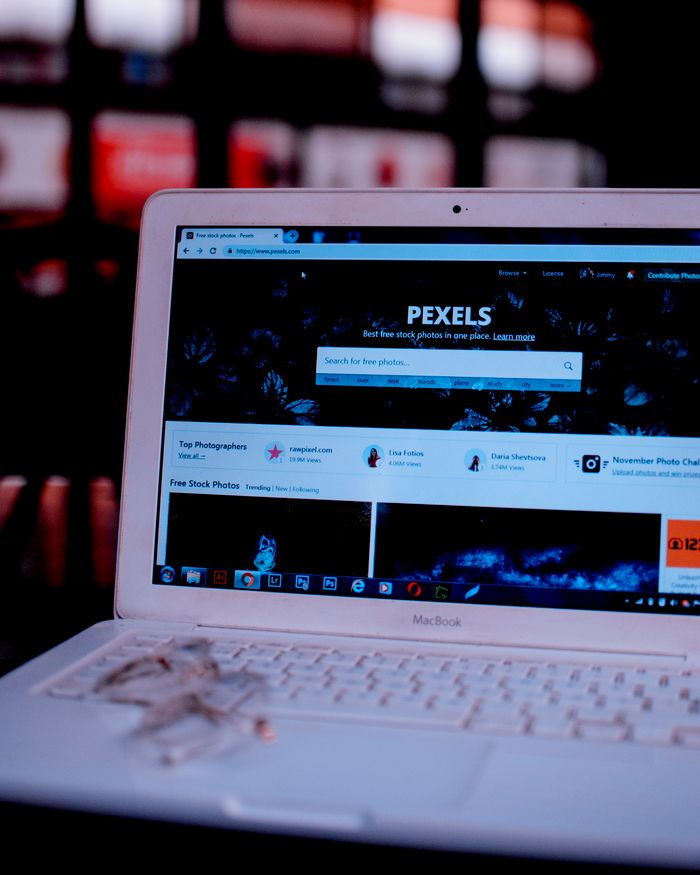 gallery-01 Laptop on a desk showing the Pexels homepage, highlighting its web interface.
